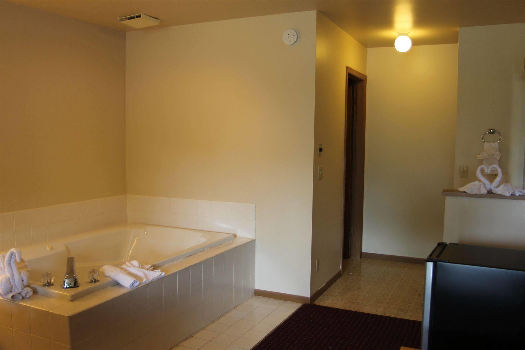 Malibu Inn Lake Delton Экстерьер фото